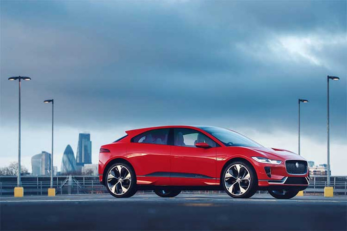 Dù Jaguar "luôn miệng" khẳng định I-Pace là một chiếc SUV nhưng cũng giống như các đối thủ, chiếc xe giống một mẫu hatchback được "nâng gầm" để trở thành crossover hơn. Giống như các dòng xe mới của Jaguar, I-Pace sở hữu "bộ mặt" đầy hấp dẫn với lưới tản nhiệt rộng ngang cùng các đèn pha LED dài đầy sắc sảo.