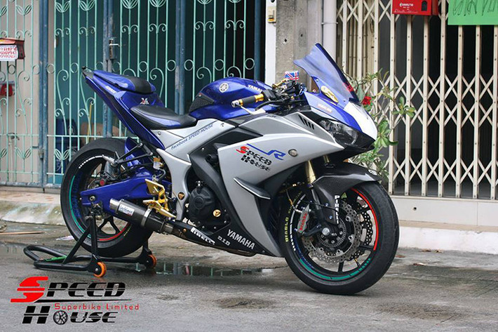 Với thiết kế được thừa hưởng từ đàn anh M1 tại giải đua đình đám MotoGP, qua bàn tay của những thợ độ Speed House, chiếc sportbike Yamaha R3 được trang bị rất nhiều chơi độ kiểng cùng dàn chân cứng cáp đầy phong cách.