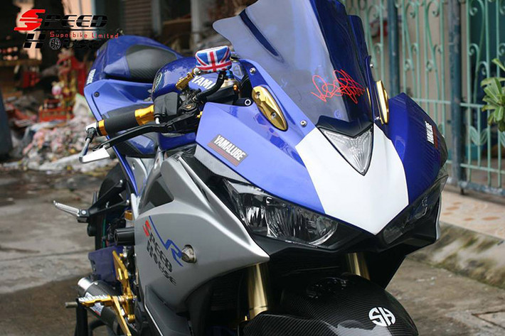 Dàn đầu của Yamaha R3 đã được độ lại và trang bị khá nhiều đồ chơi cùng loạt tem mới mang phong cách Moto GP.