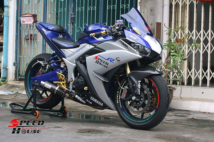 Để thêm phần uy lực, chiếc sportbike YZF-R3 còn được trang bị thêm ống xả LeoVince carbon, cùng nhiều đồ độ đáng tiền khác... Với những ai không hài lòng về những phụ kiện nguyên bản trên chiếc Yamaha R3 thì đây có thể được xem là phiên bản nâng cấp hoàn hảo.