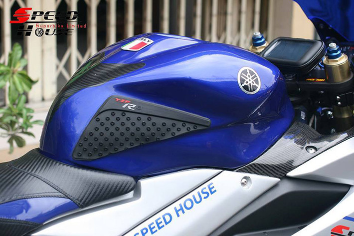 Hai bên bình xăng được trang bị chống trượt dành riêng cho Yamaha R3, một số chi tiết nhỏ được ốp với chất liệu các bon.