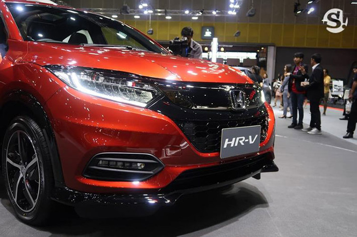 Ở bản cao cấp, xe sẽ được trang bị cụm đèn pha LED với thiết kế tương tự Civic thế hệ thứ 10. Riêng lưới tản nhiệt hình chữ U của mẫu crossover cỡ B này đã được mở rộng hơn trước. Trong khi đó, cản va được thay đổi kiểu dáng và đèn sương mù biến thành dải LED nằm ở 2 bên.