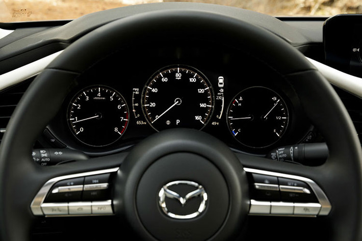Xe mới còn mang tới một trải nghiệm lái tuyệt vời, và ở một số thị trường, Mazda3 hoàn toàn mới có được chào bán với động cơ Skyactiv-G và Skyactiv-D, cũng như bản động cơ có tính cách mạng Skyactiv-X.