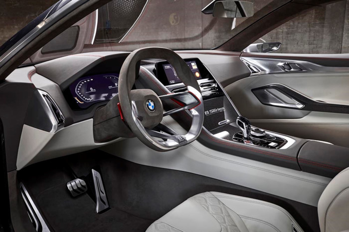 Nội thất của Concept 8 Series có thiết kế bắt mắt, sống động và sang trọng tinh tế. Ngồi ở sau vô-lăng, người lái cảm nhận được sự kích thích của một chiếc xe thể thao nhưng rất hiện đại. BMW đã giản lược tối đa các nút bấm hiện diện trên bề mặt, thay vào đó là các phương thức tương tác mới thông minh hơn giữa người và máy.