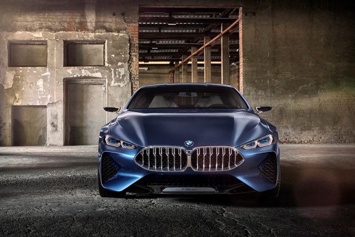 Ngoại thất của chiếc xe được BMW ví von như một cầu nối giữa quá khứ và tương lai. Concept 8 Series mang đúng chất BMW không thể lầm lẫn, nhưng cũng trình diễn những ý tưởng thiết kế mới và các kỹ thuật tạo hình độc đáo. Nhìn từ phía trước, có thể thấy hình hài của 6 Series Coupe phảng phất trên Concept 8 Series nhưng hiện diện trong cách thiết kế mới.
