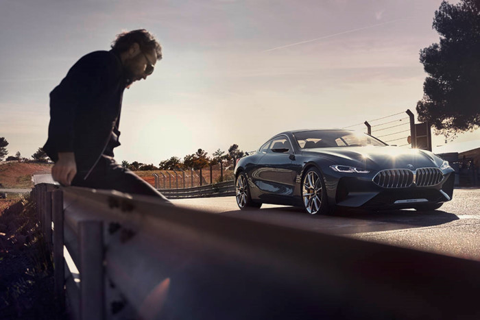 Chất thể thao trên phiên bản Concept 8 Series mới này còn được BMW nhấn mạnh thêm với kính chắn gió ngả thấp, các hốc gió bánh trước cỡ lớn và bộ vành hợp kim trọng lượng nhẹ 21 inch thiết kế 5 chấu kiểu chữ “V” cách điệu với phanh đĩa cỡ lớn và kẹp phanh màu vàng nổi bật.
