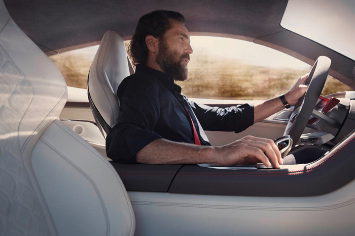 8 Series Coupe đã được hãng xe hơi BMW manh nha từ 4 năm trước, cũng tại lễ hội Concorso d’Eleganza Villa d’Este 2013 với chiếc BMW Pininfarina Gran Lusso Coupe. Và cũng phải nhấn mạnh rằng Concept 8 Series là một bản hoàn thiện từ chiếc Gran Lusso, theo những bước tiến về công nghệ và xu hướng thời đại.