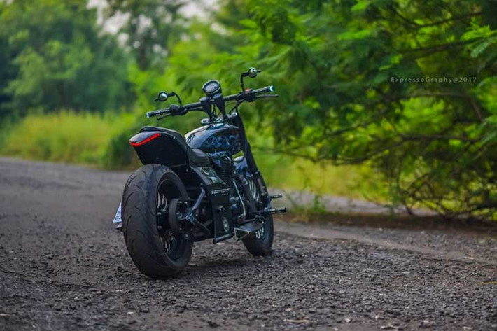 Ngoài ra, các chi tiết khác trên xe cũng được vẽ airbrush. Theo Maratha Motorcycles cho biết, tác phẩm hút khói sơn trên thân xe thể hiện sự bình tĩnh của Nữ thần Durga. Bồn chứa nhiên liệu, chắn bùn phía trước, các tấm bên hông tượng trưng cho '"andav Swaroop" của Nataraj.