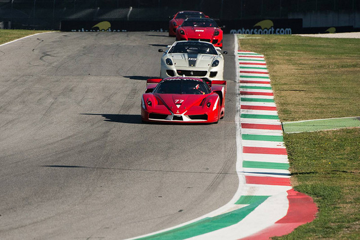 Trước khi diễn ra cuộc đua thú vị này, hai mẫu xe vừa ra mắt là Ferrari 488 GT3 và 488 GTE đã chạy vài vòng quanh trường đua để phô diễn khả năng của mình với hai tay lái Gimmi Bruni và Andrea Bertonlini.
