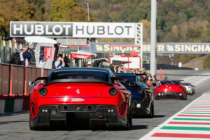 Một buổi diễu hành với quy mô lớn của hàng loạt những mẫu xe mới nhà Ferrari cũng đã được diễn ra ngay tại đường đua này.