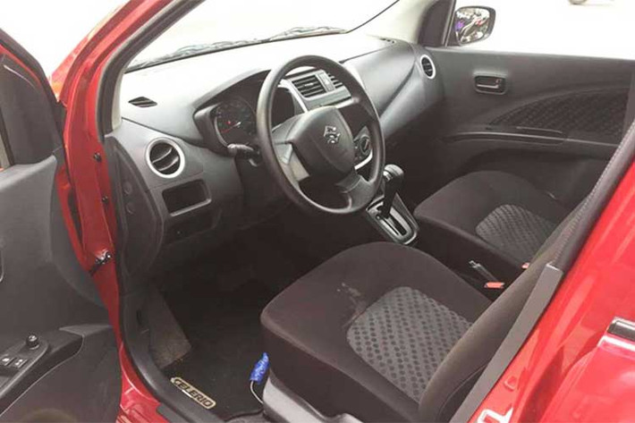 Bên trong nọi thất, mặc dù xuất hiện muộn hơn nhưng Suzuki Celerio có vẻ kém hơn các đối thủ khi sở hữu thiết kế đơn điệu, khá nhàm chán, không mấy bắt mắt. Vô lăng của xe không được tích hợp các phím bấm chức năng, không được trang bị màn hình điều khiển trung tâm...