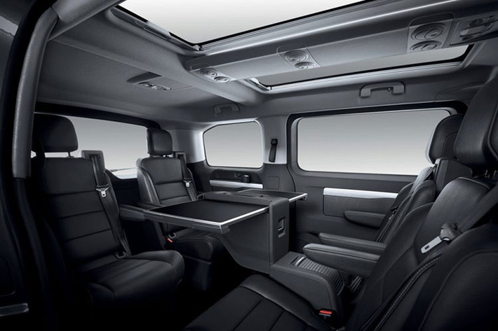 Về khả năng vận hành, nhiều khả năng Peugeot Traveller tại Việt Nam sẽ được trang bị động cơ dầu diesel giống với phiên bản tại thị trường Philippines. Cụ thể, đây là động cơ BlueHDi, dung tích 2 lít có công suất tối đa 150 mã lực, kết hợp với hộp số tự động 6 cấp.
