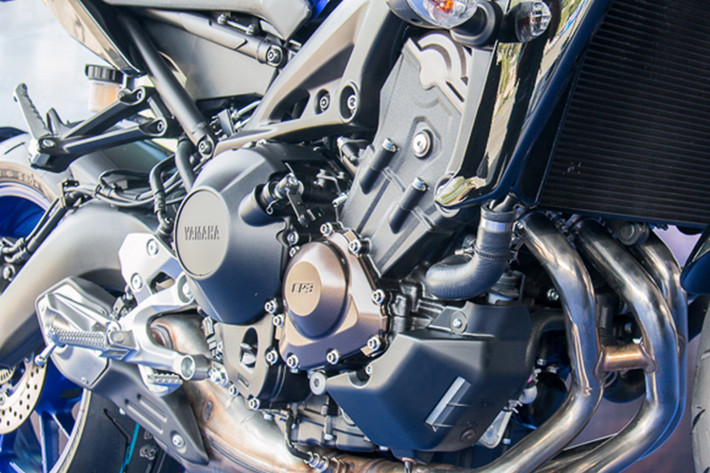 Yamaha MT-09 mới được trang bị khối động cơ 3 xy-lanh, dung tích 847 cc. Khối động cơ này cho công suất 115 mã lực tại 10.000 vòng/phút và mô-men xoắn 87,5 Nm tại 8.500 vòng / phút. Sức mạnh truyền tải thông qua hộp số 6 cấp, với bộ ly hợp chống trượt (A & S) giúp sang số dễ dàng và ngăn trượt bánh sau trong khi dồn số.