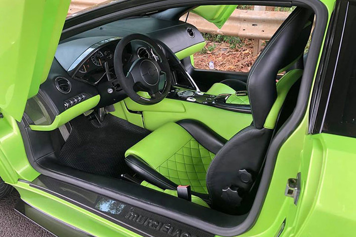 Nội thất Lamborghini Murcielago LP640 này có màu xanh cốm "tông xuyệt tông" ngoại thất nhưng kết hợp thêm với màu đen. Ngoài ra, khoang lái của xe còn có nhiều chi tiết ốp sợi carbon như lẫy chuyển số sau vô lăng, bảng điều khiển, các hộc đồ hay cả thành cửa xe. Các đường chỉ may ở bảng táp-lô hay trần xe được hoàn thành với màu xam cốm nổi bật.