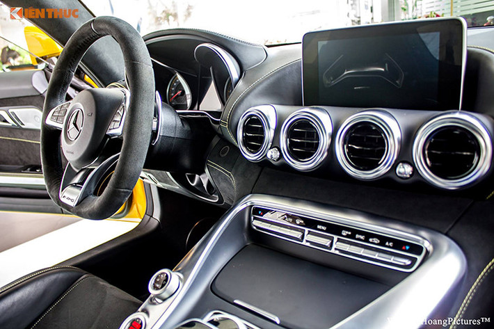 Là mẫu siêu xe thể thao hướng đến những trải nghiệm tốc độ nhưng Mercedes-AMG GT S vẫn được trang bị hàng loạt các tiện nghi cao cấp như: Ghế xe bọc da thể thao điều chỉnh điện cùng chức năng sưởi, bộ nhớ 3 vị trí cho ghế, tay lái & gương chiếu hậu bên ngoài, cửa sổ trời Panorama siêu rộng,...