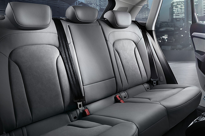 Đối với nội thất, tiêu chuẩn của Audi Q3 45 TFSI S Line Prestige là các ghế màu đen, nâu Okapi Brown, và be Pearl Beige. Lựa chọn ghế thể thao bọc da đen hoặc xám Rotor Gray sẽ tiêu tốn thêm 500 USD (khoảng 11,6 triệu đồng).