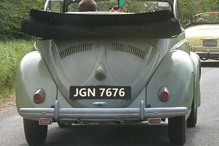 JGN 7676 được xem là biển số xe logic nhất trong các biển số xe may mắn ở Malaysia. Các chữ cái “JGN” là viết tắt của từ “JANGAN” trong tiếng Malay, có nghĩa là “DON’T” (KHÔNG). Trong khi đó, dãy số 7676 trong tiếng Malay được phát âm thành ‘tujuh-enam-tujuh-enam’ (Vận may của tôi sẽ không đi xuống!).