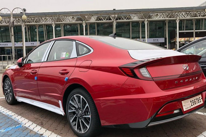 Những chiếc Hyundai Sonata 2020 hoàn toàn mới bị bắt gặp lăn bánh tại Hàn Quốc được sơn các màu ngoại thất khác nhau, bao gồm đỏ, vàng và xám. Nhờ đó, chúng ta có thể thấy rõ hơn thiết kế ngoại thất mang tính cách mạng của mẫu sedan cỡ D này.