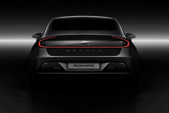 Đặc biệt, Sonata 2020 được trang bị nút bấm chuyển số Shift by Wire tương tự Hyundai Palisade 2020 để thay cho cần số truyền thống, từ đó giải phóng không gian, tăng chỗ chứa đồ đồng thời đảm bảo thiết kế gọn gàng trong nội thất. Hiện hãng xe ôtô Hyundai chưa công bố thông tin về động cơ của Sonata 2020.