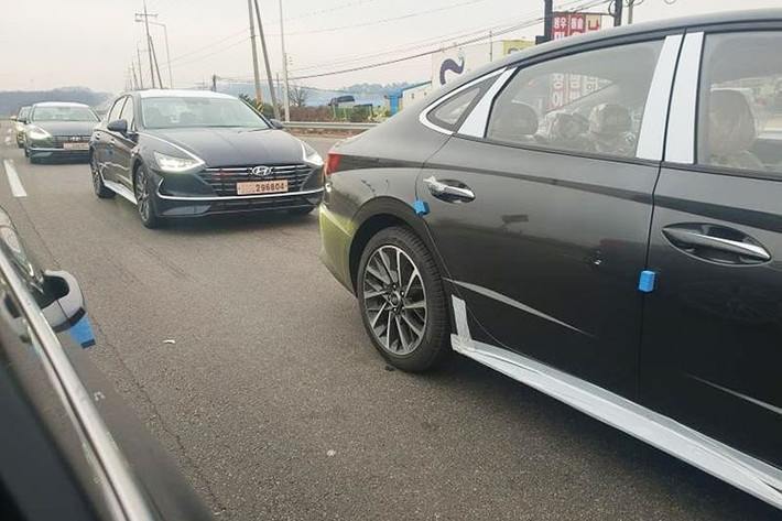 Về kích thước, Hyundai Sonata 2020 sở hữu chiều dài 4.900 mm, rộng 1.890 mm, cao 1.835 mm và chiều dài cơ sở 2.840 mm. So với thế hệ cũ, Hyundai Sonata mới dài hơn 45 mm, rộng hơn 25 mm và thấp hơn 30 mm. Trong khi đó, chiều dài cơ sở của Hyundai Sonata 2020 tăng 35 mm.