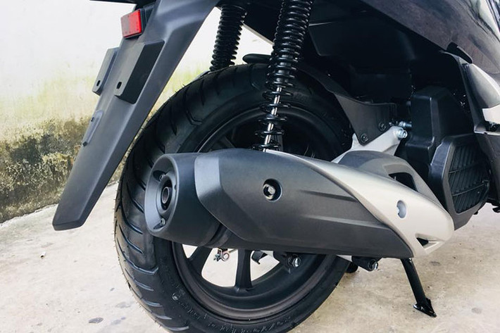 Lốp xe được nâng kích thước lớn hơn, thông số 100/80 bánh trước và 120/70 bánh sau, đi kèm bộ vành 14 inch 8 chấu đơn loại mới. Hệ thống treo sau là lo xo 3 cấp độ xoắn, thay cho loại 2 cấp độ trước đây. Hệ thống ống xả của xe cũng được làm mới lại, thể thao và mạnh mẽ hơn.