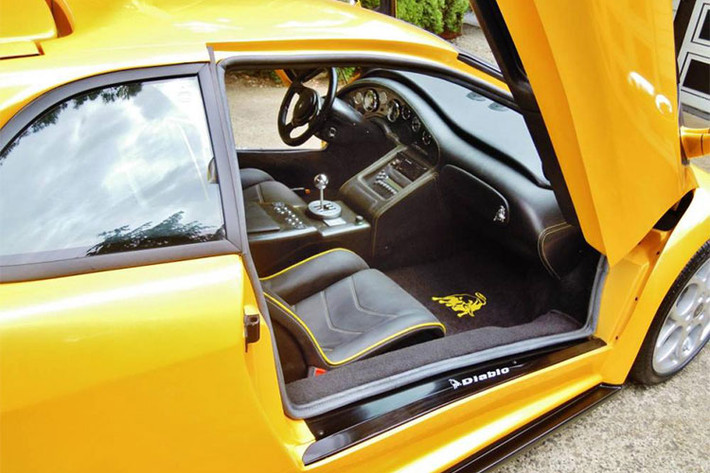 Chiếc Lamborghini Diablo hàng nhái này cũng được chủ nhân của nó trang bị thêm hộp số sàn 5 cấp của Porsche G50, khung ống đầy đủ, phanh Corvette, bánh xe 18 inch như Diablo "xịn", cửa sổ điện, tay lái trợ lực và bộ cửa cắt kéo đặc trưng của dòng siêu xe Diablo.