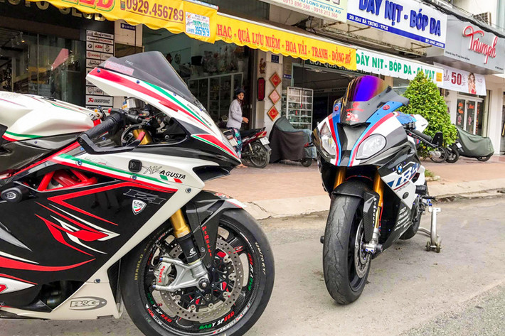 Trong 2 chiếc siêu môtô này, MV Agusta F4RR là hàng "cực hiếm" tại Việt Nam khi tới hiện tại, nó vẫn là chiếc đầu tiên và duy nhất có mặt ở nước ta. Khi về Việt Nam, giá trị sau thuế của nó ước tính khoảng 52.000 USD (hơn 1 tỷ đồng). Về cơ bản, siêu môtô MV Agusta F4RR là phiên bản nâng cấp của dòng F4, với cấu hình gần với xe đua WSBK.