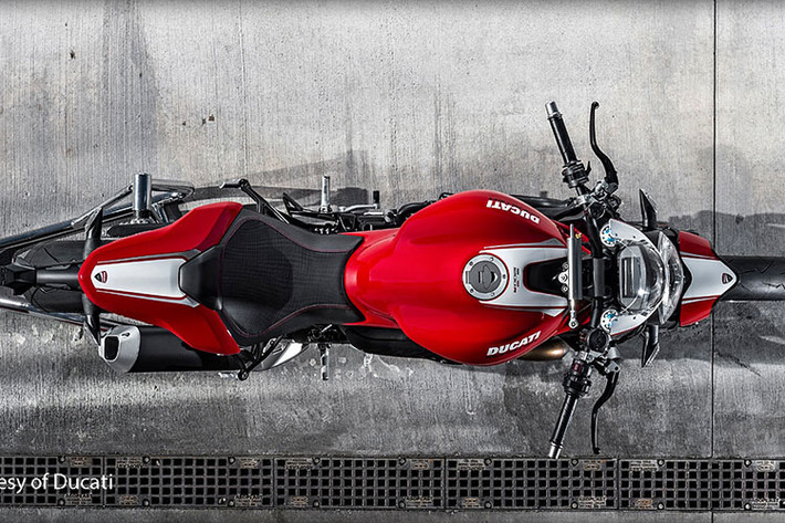Bên cạnh đó, đội đua chuyên nghiệp của Ducati đã tham dự vào cả hai giải “Vô địch siêu xe môtô thế giới” và “Vô địch mô tô GP thế giới”.