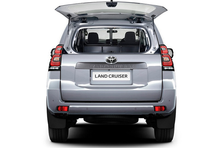 Nguồn cung cấp sức mạnh của Toyota Land Cruiser Utility Commercial mới là động cơ diesel D-4D tăng áp, dung tích 2,8 lít, sản sinh công suất tối đa 175 mã lực và mô-men xoắn cực đại 331 lb-ft. Hộp số sàn 6 cấp.