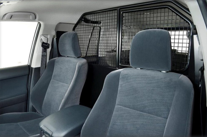 Về tiện nghi, Toyota Land Cruiser Utility Commercial không có nhiều trang bị được xem là rút gọn hơn so với phiên bản từng ra mắt tại một số thị trường. Xe được trang bị vành thép 17 inch, ghế bọc nỉ, điều hòa không khí, mở cửa không cần chìa khóa, hệ thống âm thanh 6 loa và kết nối Bluetooth.