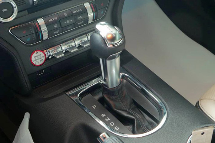 Nội thất của Ford Mustang 2015 sử dụng các chi tiết và trang bị hiện đại, tập trung hướng tới người lái.
