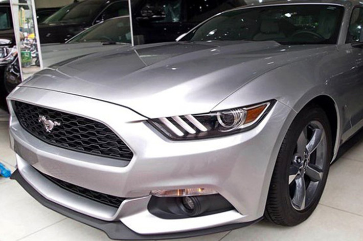 Xe có ngoại thất màu bạc, đầu xe với thiết kế đặc trưng của dòng xe cơ bắp Mustang Mỹ.