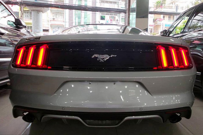 Nhờ động cơ Ecoboost dung tích nhỏ 2.3L nhưng hiệu suất cao, thuế của xe cũng phải nộp ở mức thấp hơn, có lợi về giá.