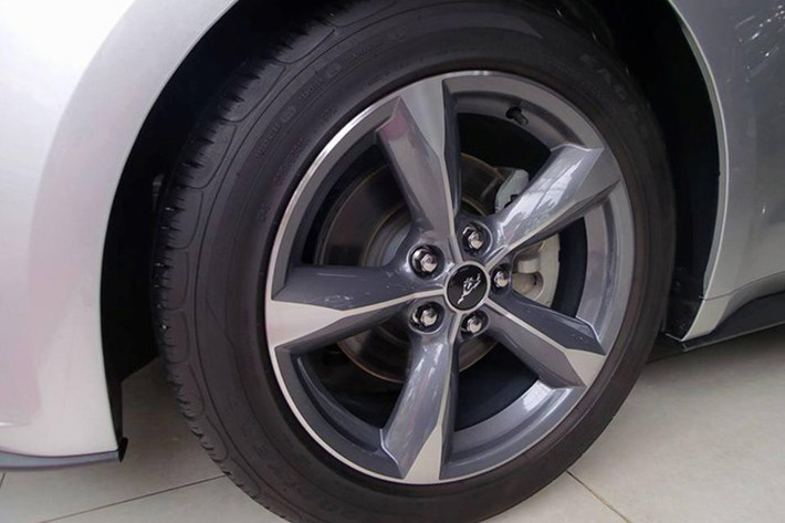Bộ mâm trên chiếc Mustang thứ hai này là loại Foundry Black thiết kế 5 chấu khoẻ khoắn (chiếc đầu tiên là mâm Ebony Black).