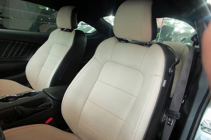 Ford Mustang 2015 thế hệ mới có ngoại thất màu bạc, nội thất với ghế ngồi màu kem sáng.