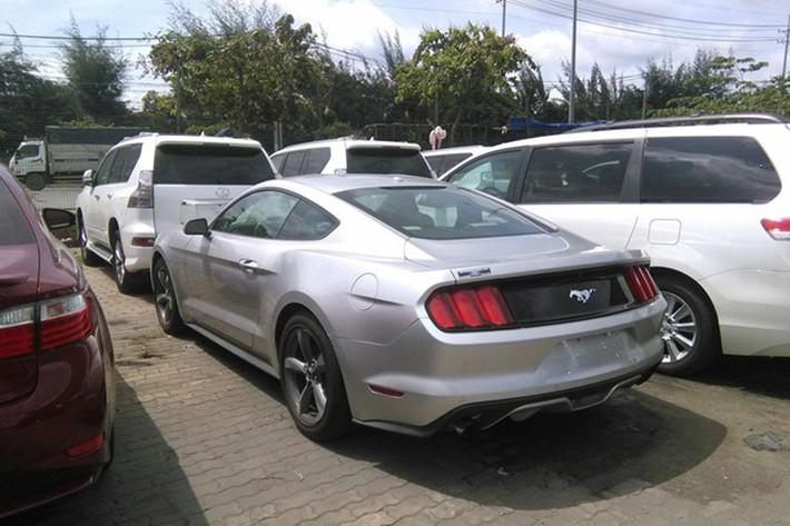Chiếc Ford Mustang 2015 thế hệ mới đầu tiên về Việt Nam chưa đầy 3 tuần thì chiếc thứ hai này đã xuất hiện, cả hai chiếc đều là bản động cơ Ecoboost 2.3L