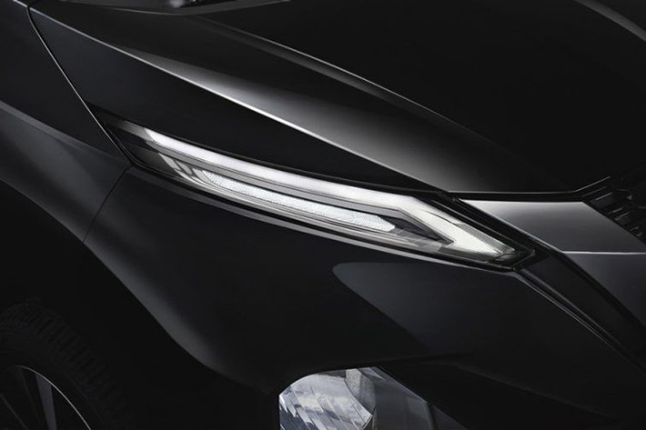 Như đã biết, Nissan Livina 2019 mới sở hữu thiết kế ngoại thất gần như giống hệt Mitsubishi Xpander. Hãng Nissan chỉ bổ sung một số chi tiết để giúp khách hàng phân biệt giữa Livina 2019 và Mitsubishi Xpander như dải đèn LED định vị ban ngày, lưới tản nhiệt, cản trước, cụm đèn sương mù trước, hốc bánh, vành la-zăng và bộ khuếch tán dưới cản sau.