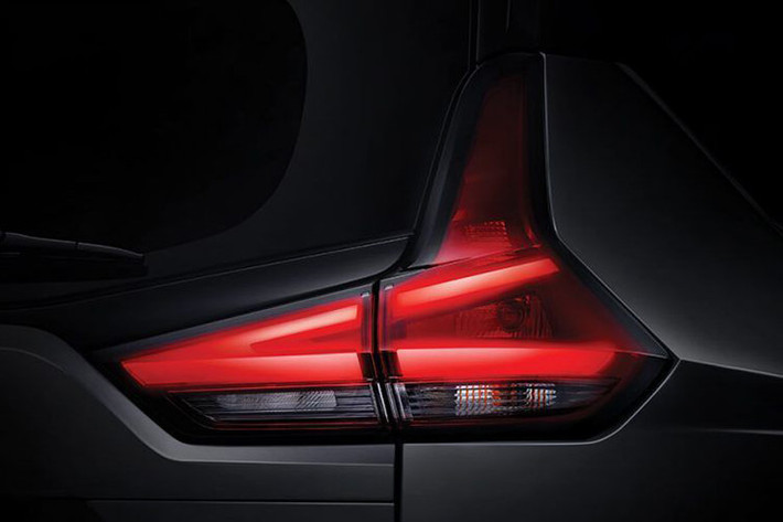 Phía sau Livina là sự pha trộn giữa thiết kế của Xpander và người đàn anh Nissan X-Trail. Phần cản sau được chia thành 2 vùng cân xứng với những đường gân được dập chìm-nổi giống với X-Trail. Trong khi cụm đèn hậu thì gần như được bê nguyên mẫu từ đồng minh Xpander sang. Xe được trang bị bộ vành thép 15 inch trong khi bộ vành hợp kim 16 inch phối 2 tông màu dành cho bản cao cấp.