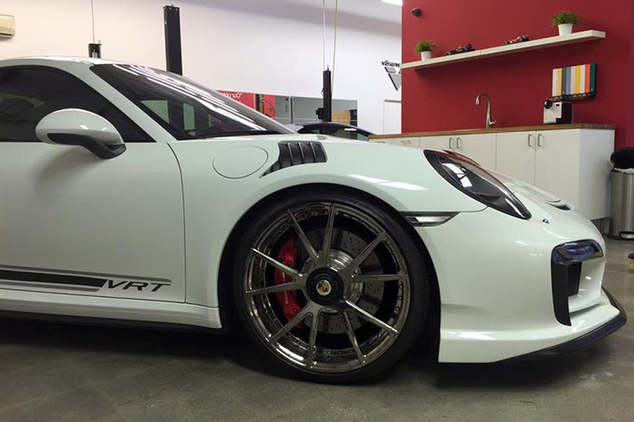 Ngoài trang bị về thân xe mới, Porsche 911 Turbo không thay đổi gì về động cơ. Nó vẫn mang động cơ tăng áp kép 6 xi lanh cho công suất 560 mã lực thông qua hộp số PDK 7 cấp.