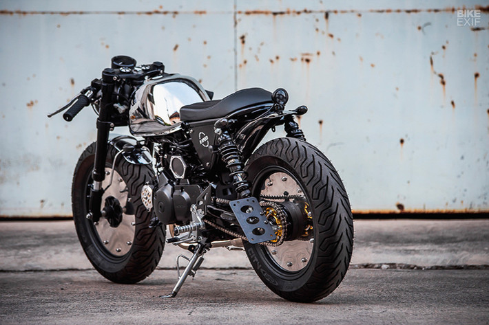 Về ngoại hình chiếc xe hết sức dễ thương của chiếc xe máy côn tay Honda Monkey độ Cafe Racer. Bản độ này vẫn mang kích thước nhỏ nhắn với cặp bánh kích thước chỉ 12 inch nhưng được làm mới hoàn toàn.