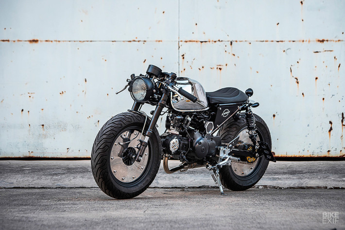 Cùng với Super Cub C125, Honda Monkey 125 mới hiện đang được phân phối chính hãng tại Việt Nam với mức giá 84.990.000 đ. Đây là mức giá cực kỳ hấp dẫn so với mức giá trước đó được các cửa hàng tư nhân nhập về theo dạng tiểu ngạch ở mức hơn 100 triệu đồng.