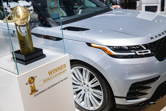 Thiết kế của Velar mới mang những đường nét quen thuộc (phần đầu hao hao Evoque, đuôi giống Sport) nhưng mui kiểu coupe và sự liền lạc của thân xe nói chung giúp Velar bắt mắt hơn hẳn. Đầu xe ấn tượng với đèn pha Matrix-Laser LED có luồng sáng mở rộng tối đa 550 m.