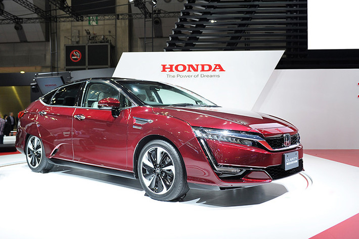 FCV cho phép lái quãng đường hơn 700km nhờ hệ thống mô tơ công suất lớn. Ngoài ra, khi kết hợp với bộ kích đổi nguồn bên ngoài, chiếc FCV này có thể vận hành như một “nhà máy điện di động”, tạo và cung cấp điện năng trong trường hợp khẩn cấp.