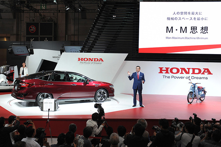 Với công nghệ nguyên bản Honda, chiếc xe này đã trở thành mẫu sản xuất đầu tiên trên thế giới *1 của dòng FCV sedan cùng với hệ thống truyền động chạy pin nhiên liệu đặt dưới nắp ca-po.