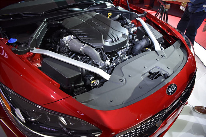 Tại Malaysia, Kia Stinger GT được cung cấp tất cả cấu hình bao gồm: 2 phiên bản động cơ 2.0L, 2 phiên bản động cơ 2.2L và phiên bản động cơ tăng áp V6 3.3L mạnh mẽ nhất. Phiên bản mạnh mẽ nhất được trang bị động cơ tăng áp kép Lambda II V6 3.3L sản sinh công suất 365 mã lực và mô-men xoắn cực đại đạt 510 Nm.