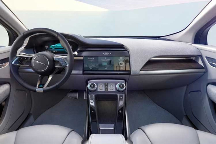 Nội thất của chiếc xe điện hạng sang Jaguar này được thiết kế tương tự như các dòng SUV hay sedan hiện đại khác, bao gồm màn hình cảm ứng 12 inch để chỉnh hệ thống âm thanh Meridian chất lượng và điều hướng.