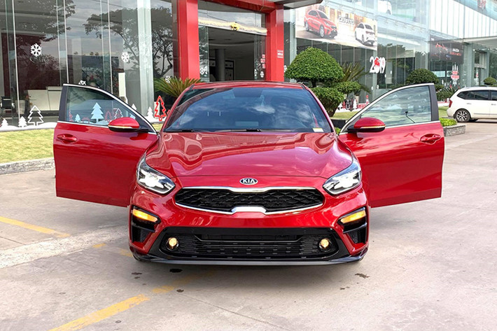 Mặt trước của xe có thiết kế mạnh mẽ với lưới tản nhiệt "mũi hổ" đặc trưng của thương hiệu xe ôtô Kia. Cụm đèn pha được tạo hình chữ X là điểm nhấn trên Kia Cerato mới. Ngoài ra, mẫu xe này còn có gương chiếu hậu chỉnh điện, gập điện tích hợp đèn báo rẽ và đèn welcome-light.