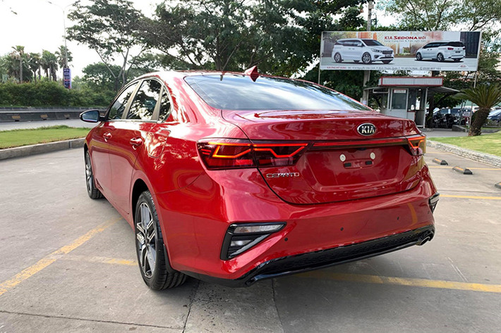 Người lái có thể sử dụng chế độ Drive Mode Select (DMS) với ba lựa chọn: Comfort, Eco và Sport. Xe có hệ thống cân bằng điện tử ESP và hệ thống khởi hành ngang dốc HA. Ngoài ra, Kia Cerato mới được giới thiệu sử dụng vật liệu cách âm cao cấp giúp giảm độ ồn và độ rung. Những tính năng an toàn có trên xe gồm cảm biến lùi trước sau và camera lùi, hệ thống 6 túi khí.