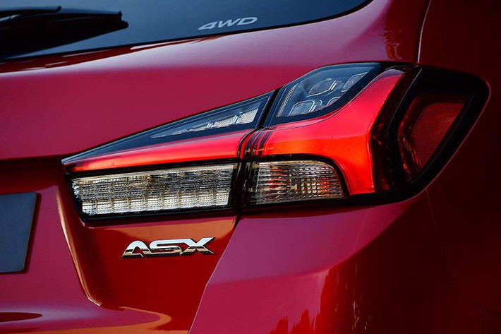 Dù không thiết kế lại triệt để như phần đầu, nhưng SUV Mitsubishi ASX 2020 mới cũng có phần đuôi với chóa đèn hậu mới và cản sau thể thao.