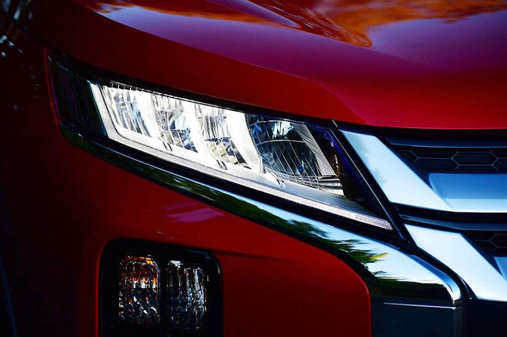 Về cơ bản, Mitsubishi đã thiết kế lại hoàn toàn phần đầu, với đèn pha LED sắc sảo xùng lưới tản nhiệt mạ chrome tạo thành hình chữ X. Các thay đổi ở hai bên thân xe gồm khe gió giả hai bên dè trước cùng bộ mâm mới.